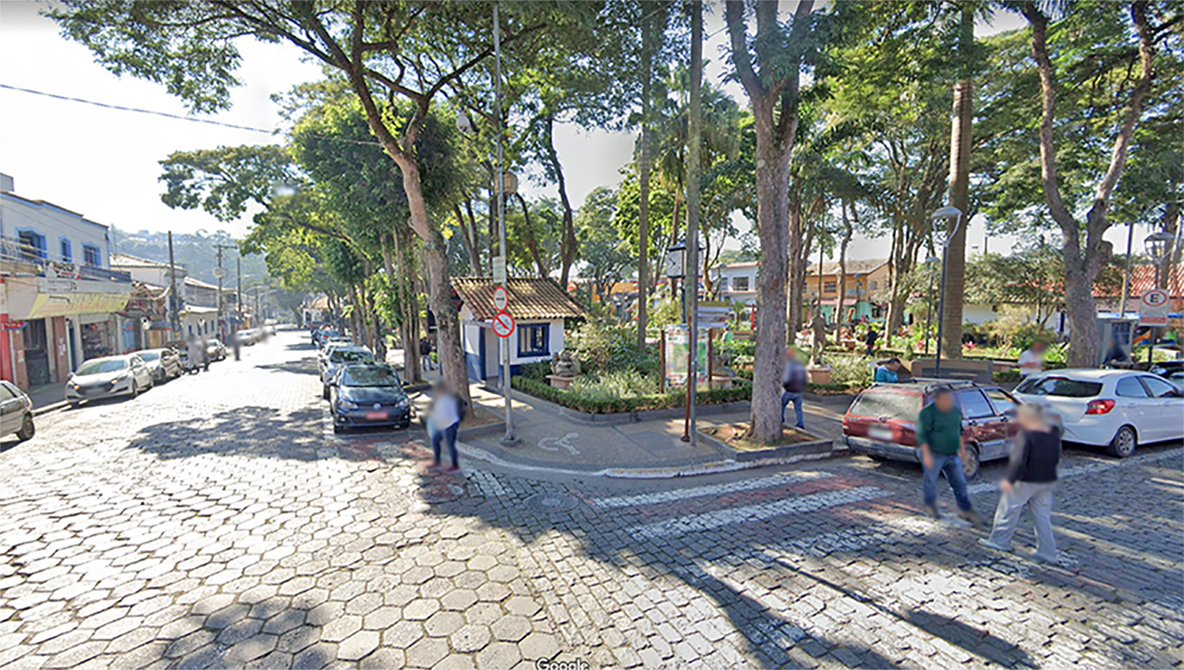 Vista da rua onde fica a Pastelaria e da Praça central de Embu das Artes.